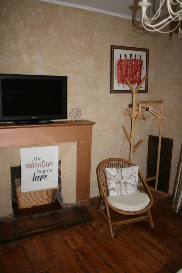 Apparts 17 Avec Cachet Au Centre Petite Citee De Caractere Le Faou Exterior photo